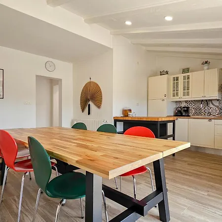 Lara Apartment *